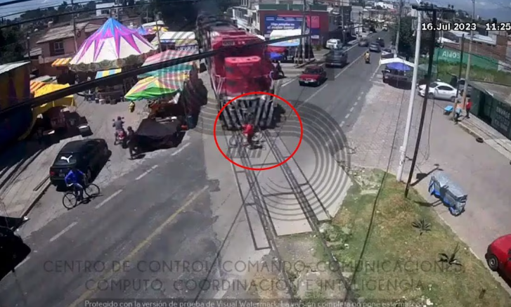 VIDEO: Ciclista intenta ganar a tren en Tlaxcala y falla; joven sigue con vida