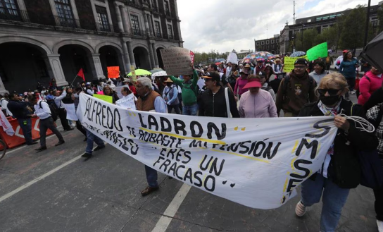 “¡Más de año y medio sin cobrar!”, adultos mayores protestan en Palacio de Gobierno en Toluca por pensiones