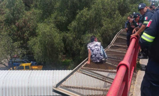 Rescatan a hombre antes de lanzarse a puente vial hacia las vías del ferrocarril de Tlalnepantla
