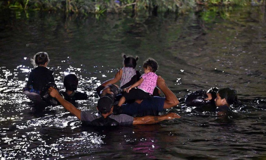 Agentes de Texas reciben la orden de empujar a niños migrantes de regreso al Río Bravo, revelan