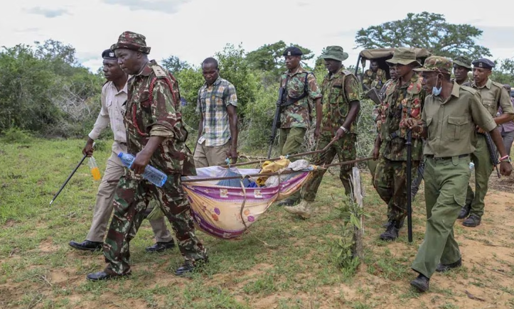 Sube a 403 la cifra de víctimas de una secta apocalíptica en Kenia