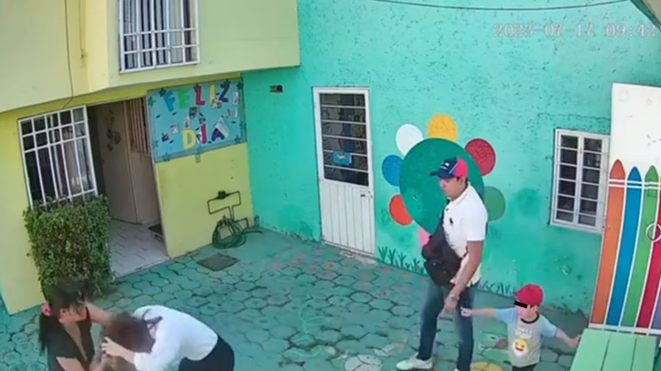 VIDEO: Padres encañonan a maestra frente a menor en Cuautitlán