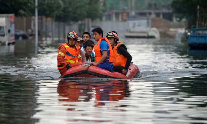Cancelan clases y transporte público en sur de China por tifón