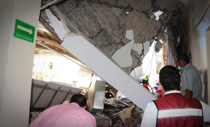 Rescatan a 3 personas tras derrumbe de techo en Colegio Repiso de Ciudad Victoria, Tamaulipas