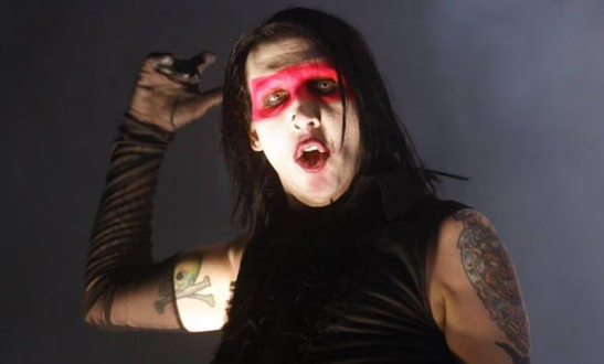 Avanza caso de camarógrafa que acusa a Marilyn Manson de embarrarle mocos y escupirle