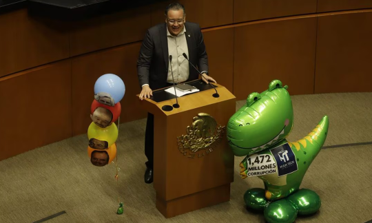 En debate de Xóchitl, senador de Morena rompe botarga y globos alusivos a la oposición