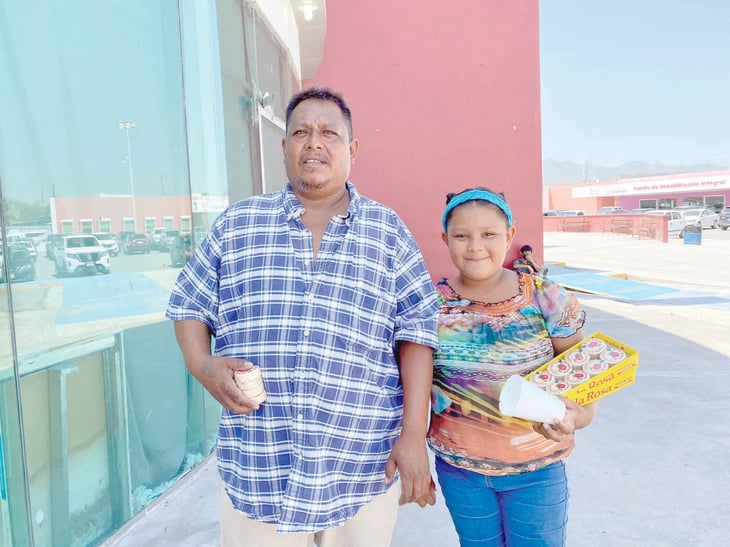 Margarita vende mazapanes con su papá para comprar útiles escolares