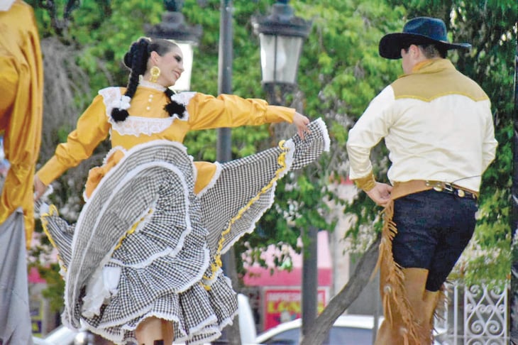 El Ballet Coahuitl y Folclórico  bailan 'Huapango de San Buena'