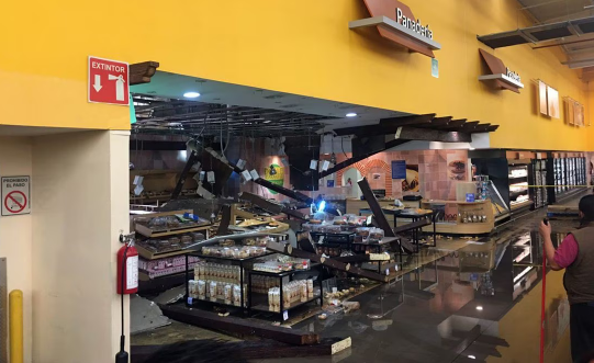 Se desploma techo de Walmart en Ecatepec por fuerte granizada