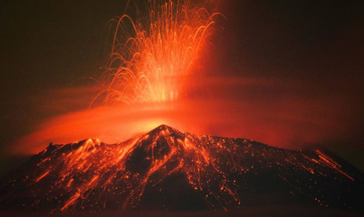VIDEO: Captan paso de estrella fugaz cerca del volcán Popocatépetl