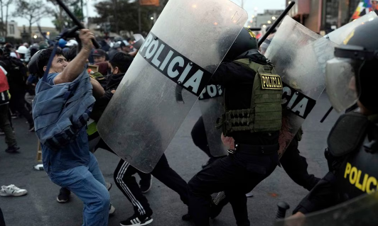 Manifestantes rompen cerco policial y llegan a exteriores del Congreso de Perú