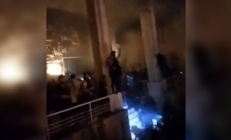 Incendian embajada sueca en Irak en protesta por quema del Corán en Estocolmo