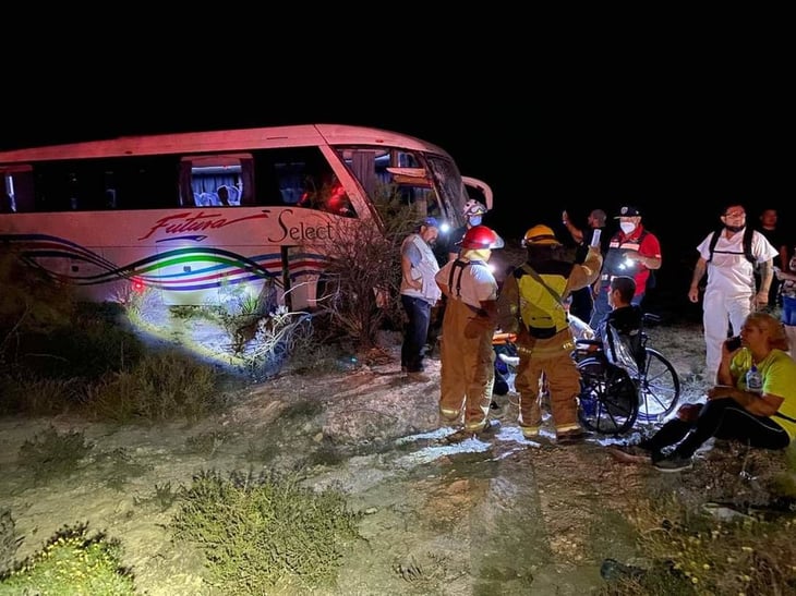 Autobús con pacientes del IMSS se accidenta en Mina, Nuevo León