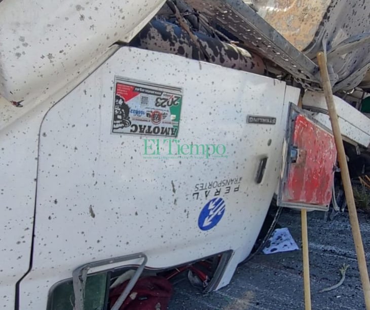 Ventilan robo de combustible y pertenencias de PC Cienegas en un trailer volcado 