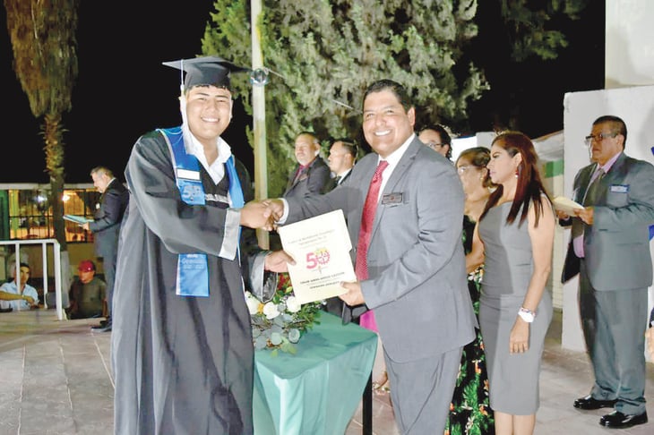'Beto' Villarreal preside graduación del CBTA 22