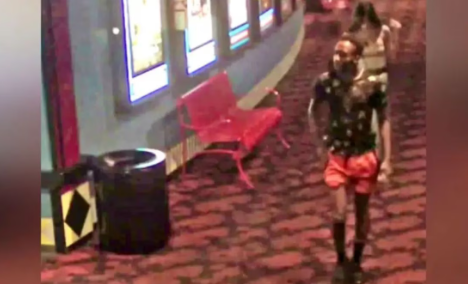 Hombre golpea a un anciano de 63 años en cine de Florida; todo por un asiento