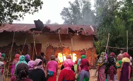 Incendian casas de sospechosos de haber obligado a mujeres a desfilar desnudas en India