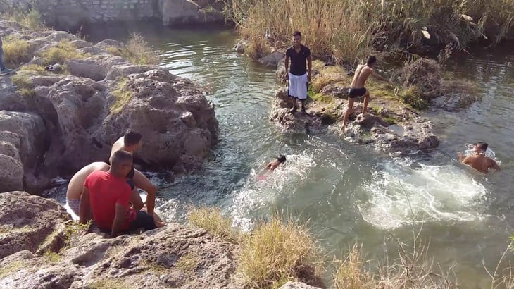 Canícula orilla a la gente a bañarse en el río Monclova pese a peligros