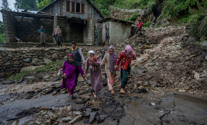 Suman 27 muertos por deslizamiento de tierra en India; 83 personas siguen desaparecidas