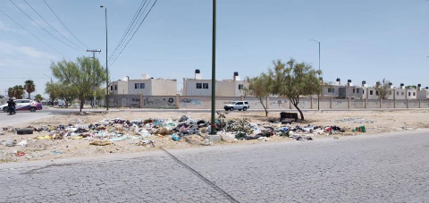 Solo las cuadrillas lo limpian, luego vuelven a arrojar escombros y basura al periférico de Torreón