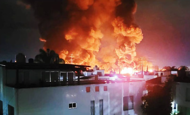 Explota pipa con 30 mil litros de combustible en San Pedro Cholula, Puebla; hay 1 muerto