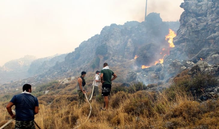Grecia evacúa a 19 mil personas por un incendio en la isla de Rodas; hay seis hospitalizados