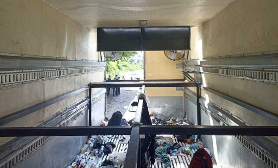Así hallaron a 148 migrantes hacinados en camión de carga en carretera de Veracruz