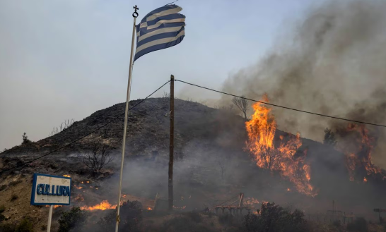 Grecia ordena nuevas evacuaciones mientras el viento da fuerza a los incendios