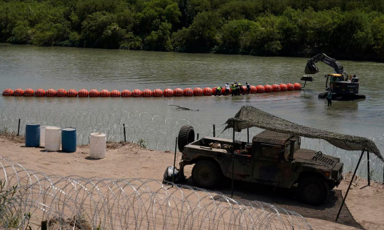 Gobernador de Texas rechaza retirar boyas del Río Bravo pese a la orden del Gobierno federal