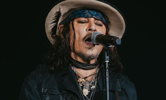 Johnny Depp reaparece en el escenario tras sufrir grave desmayo