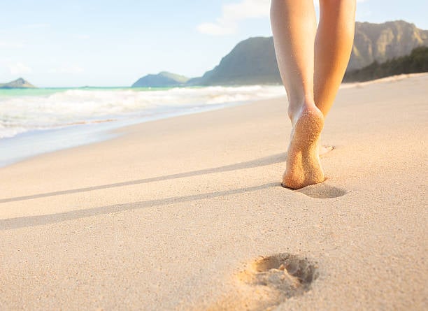 ¿Por qué caminar por la arena podría ser un riesgo para tus pies?