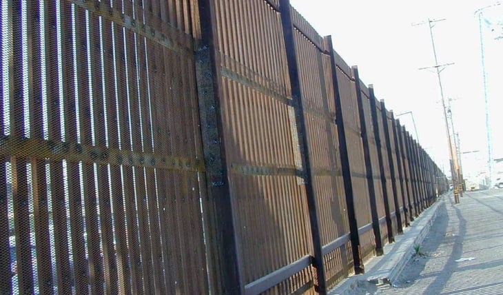 Migrantes mexicanos caen del muro fronterizo en Arizona; uno de ellos murió