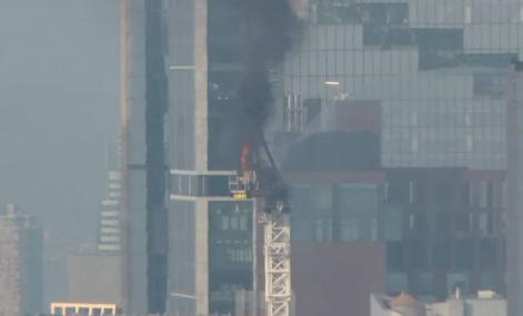 Grúa de construcción se incendia y su brazo choca contra edificio en Manhattan