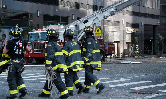 VIDEO: Transeúntes captan impactante momento en que una grúa en llamas se desploma en calles de NY