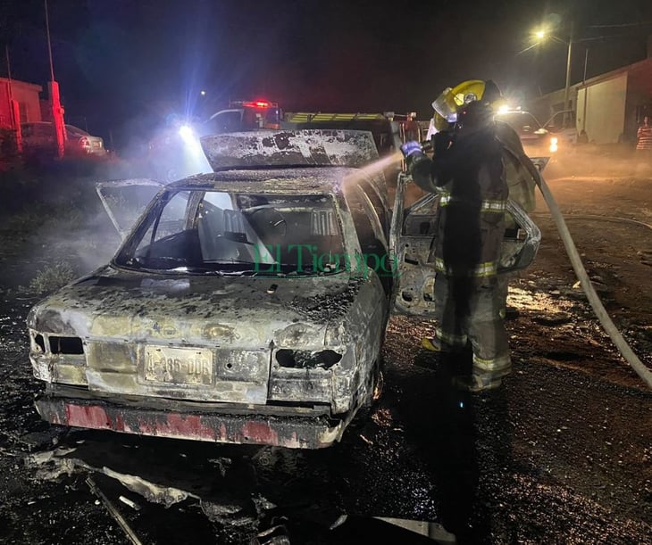 Taxi se incendia en Colinas de Santiago por un corto circuito