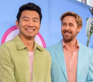 Ryan Gosling y Simu Liu protagonizan incómodo momento en alfombra roja