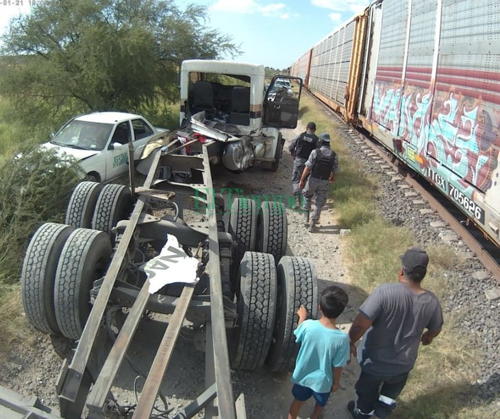 Tren embiste y arrastra a tráiler en cruce ferroviario de Monclova
