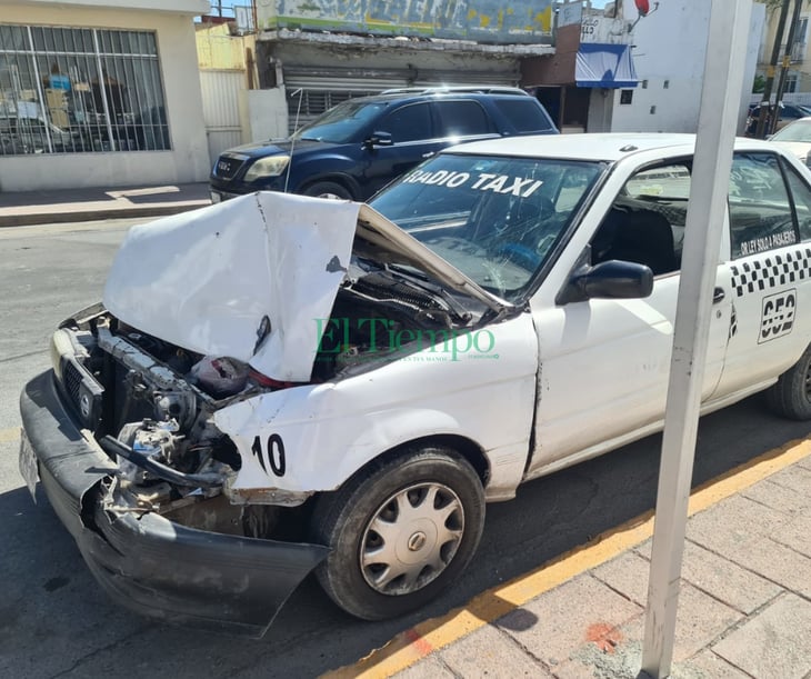 Taxista impacta su vehículo contra camioneta en la Zona Centro