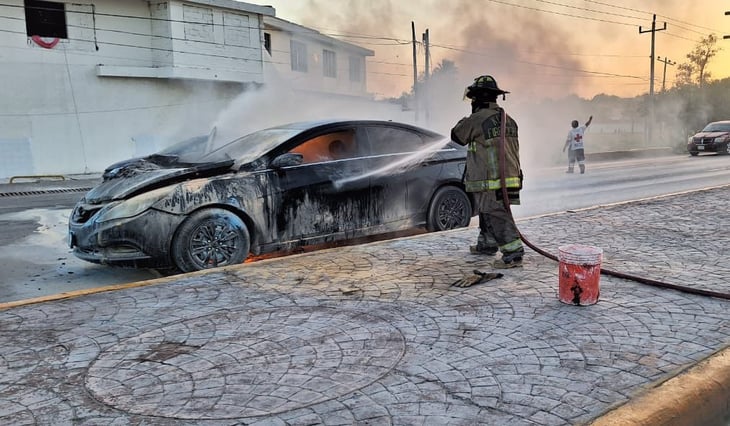 Vehículo se incendia en la Av. Román Cepeda