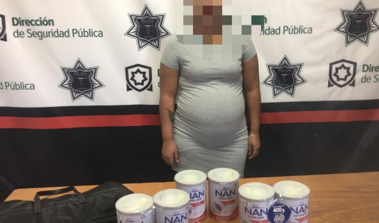 Detienen a mujer embarazada por intentar robar 6 latas de leche en polvo en Torreón 