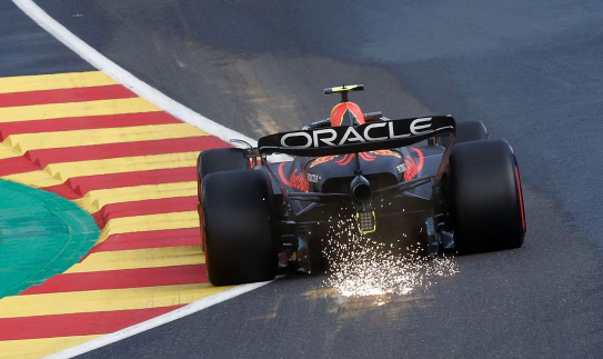 Checo Pérez abandona la carrera Sprint tras toque con Hamilton