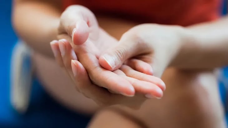 ¿Te muerdes las uñas? Una técnica simple puede ayudar a evitarlo