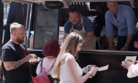 VIDEO: Príncipe William sorprende a comensales sirviendo hamburguesas vegetarianas en un food truck 