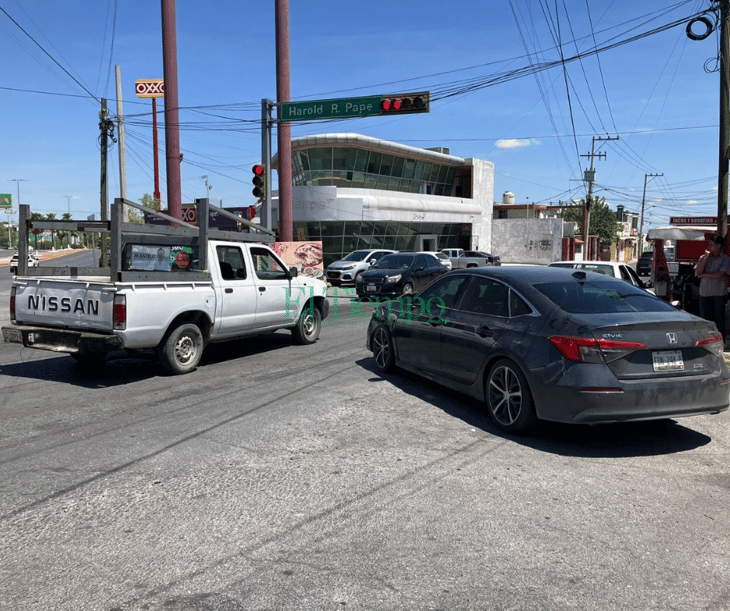 Auto y camioneta chocan en cruce de la Zona Centro de Monclova