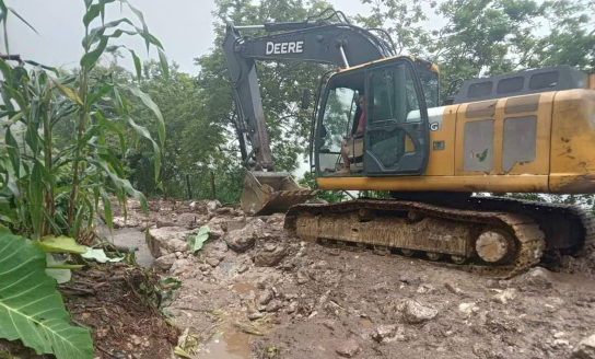Onda tropical 17 y canal de baja presión en Chiapas dejan daños en viviendas y carreteras