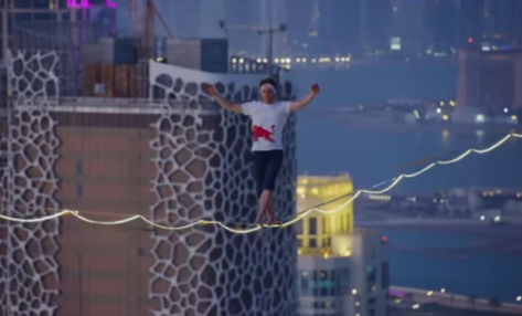 VIDEO: Equilibrista bate récord mundial tras caminar 150 metros sobre el vacío entre dos torres de Qatar