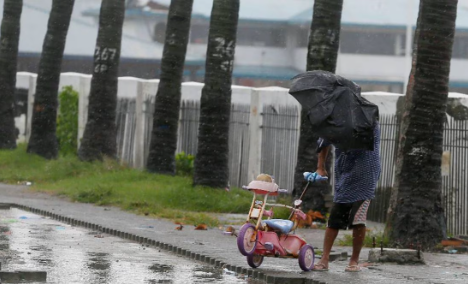 Potente tifón causa 34 heridos en Okinawa, Japón, en su avance hacia China