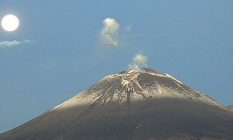 Impresionante postal de la primera Luna llena de agosto junto al volcán Popocatépetl