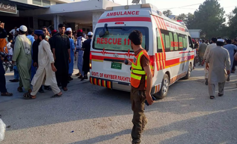 Suman 63 fallecidos por ataque con bomba en Pakistán