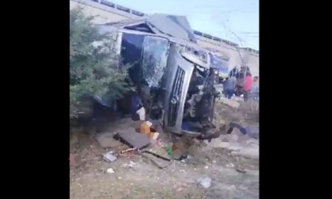 Tragedia en Querétaro: Tren embiste camión de pasajeros en carretera estatal; reportan varios muertos